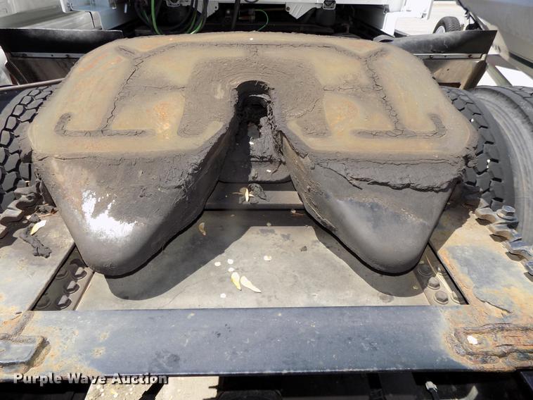 image for item DE7678 2014 Volvo VNL64T 730 semi truck