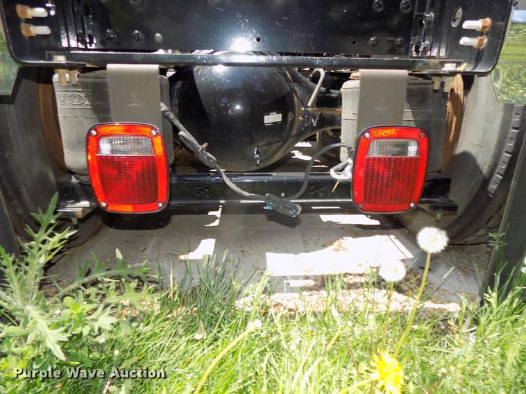 image for item DE7678 2014 Volvo VNL64T 730 semi truck