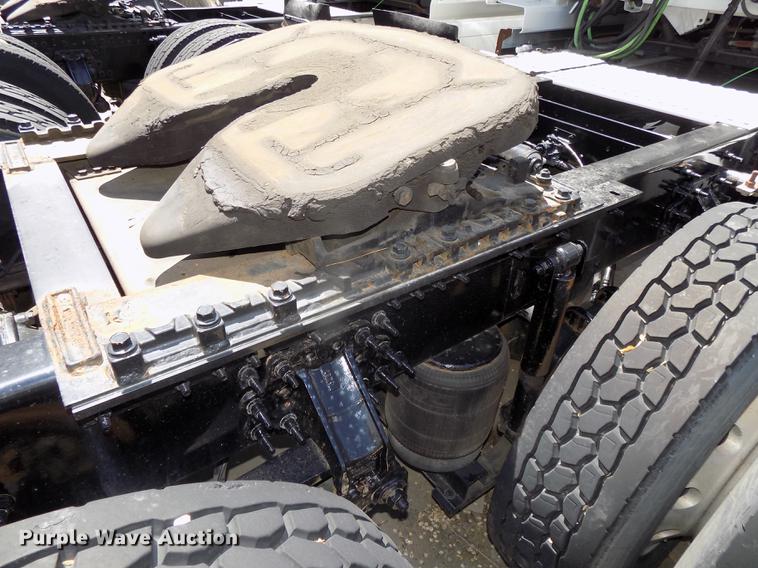 image for item DE7678 2014 Volvo VNL64T 730 semi truck