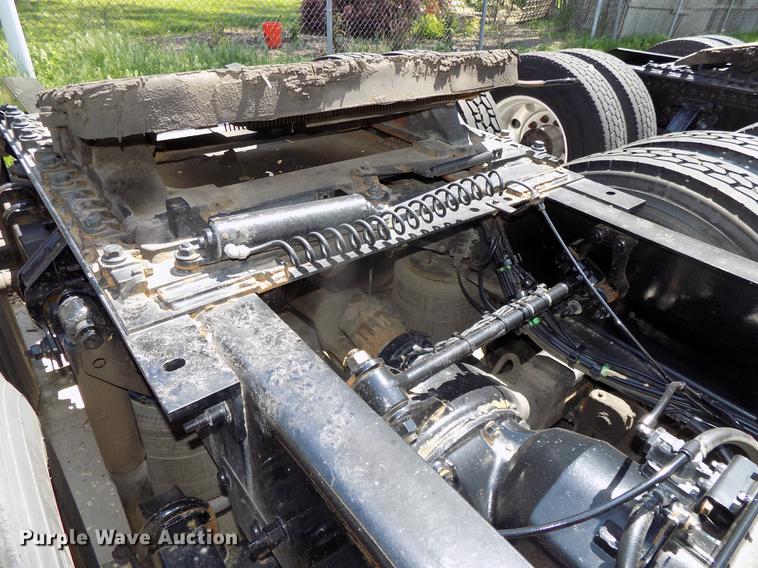 image for item DE7678 2014 Volvo VNL64T 730 semi truck