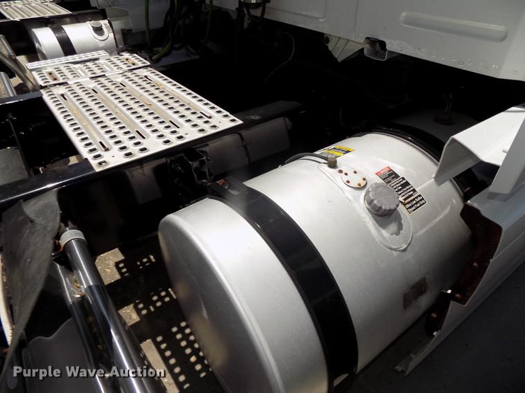 image for item DE7678 2014 Volvo VNL64T 730 semi truck