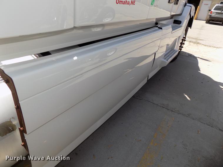 image for item DE7678 2014 Volvo VNL64T 730 semi truck