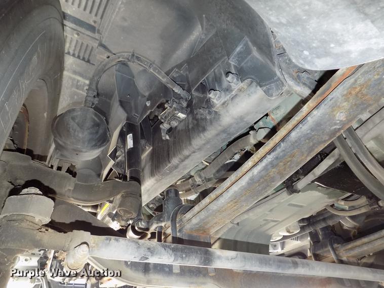 image for item DE7678 2014 Volvo VNL64T 730 semi truck