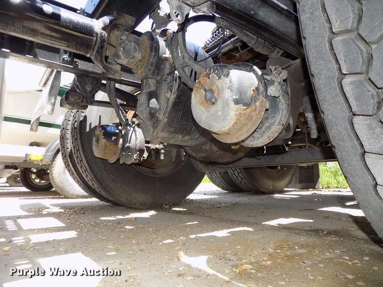 image for item DE7678 2014 Volvo VNL64T 730 semi truck