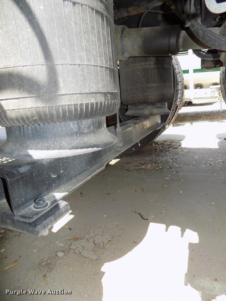 image for item DE7678 2014 Volvo VNL64T 730 semi truck