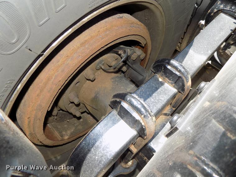 image for item DE7678 2014 Volvo VNL64T 730 semi truck