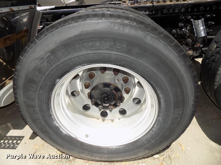 image for item DE7678 2014 Volvo VNL64T 730 semi truck