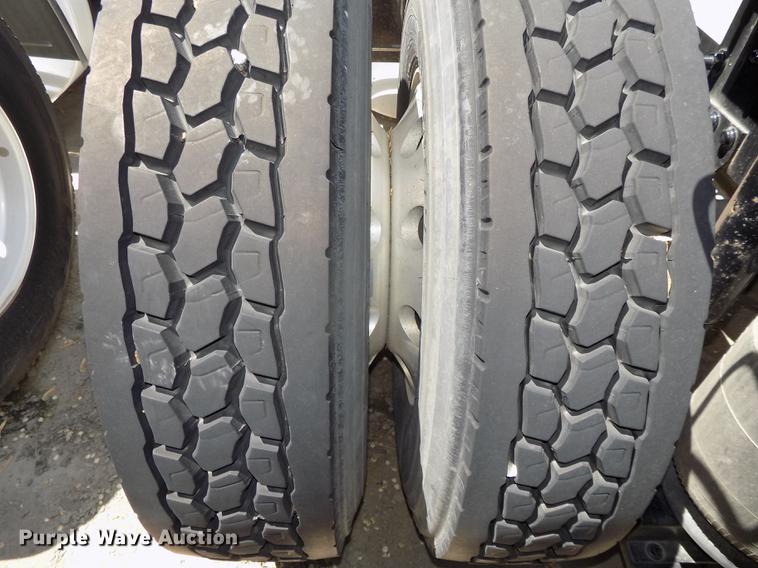 image for item DE7678 2014 Volvo VNL64T 730 semi truck