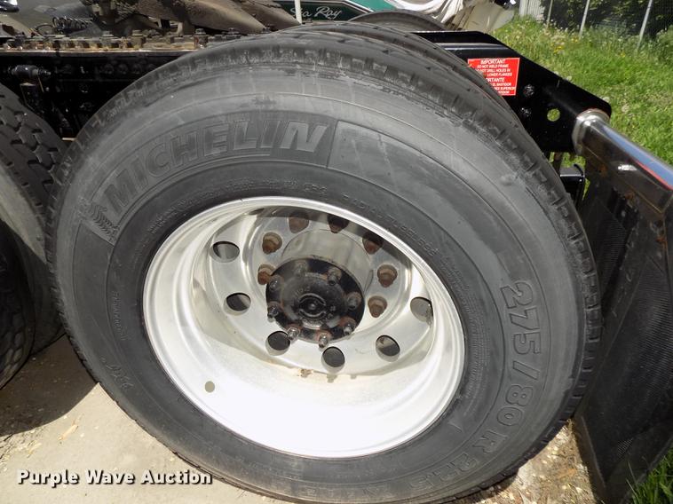 image for item DE7678 2014 Volvo VNL64T 730 semi truck