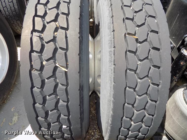 image for item DE7678 2014 Volvo VNL64T 730 semi truck