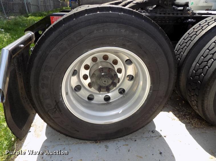 image for item DE7678 2014 Volvo VNL64T 730 semi truck