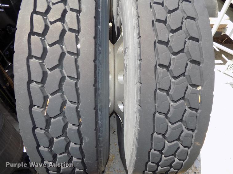 image for item DE7678 2014 Volvo VNL64T 730 semi truck