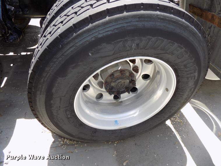 image for item DE7678 2014 Volvo VNL64T 730 semi truck