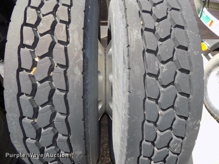 image for item DE7678 2014 Volvo VNL64T 730 semi truck