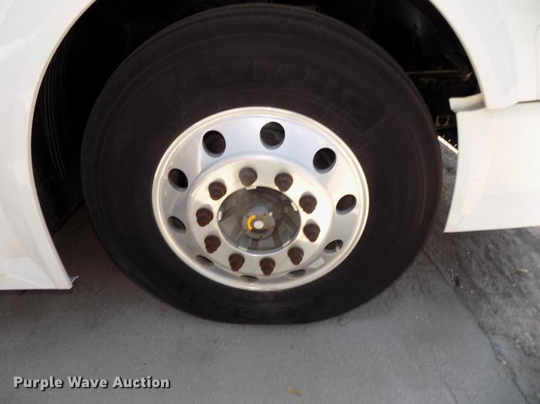 image for item DE7678 2014 Volvo VNL64T 730 semi truck