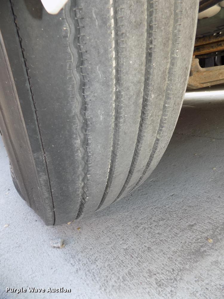 image for item DE7678 2014 Volvo VNL64T 730 semi truck