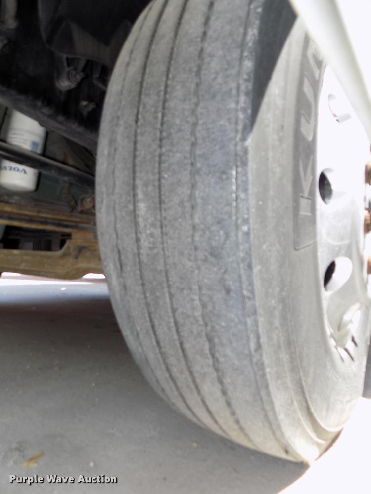 image for item DE7678 2014 Volvo VNL64T 730 semi truck