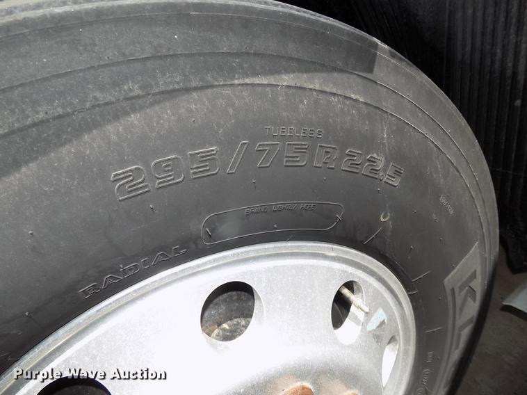 image for item DE7678 2014 Volvo VNL64T 730 semi truck