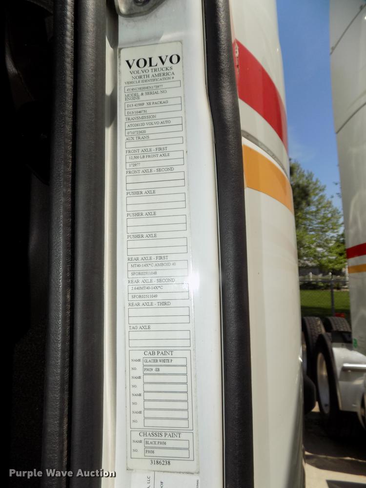 image for item DE7678 2014 Volvo VNL64T 730 semi truck