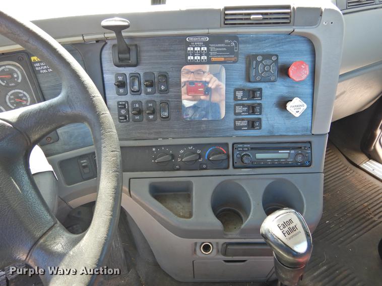 image for item DF2547 2009 Freightliner CL120 semi truck
