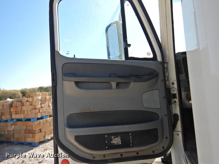 image for item DF2547 2009 Freightliner CL120 semi truck