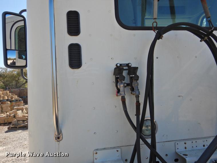 image for item DF2547 2009 Freightliner CL120 semi truck