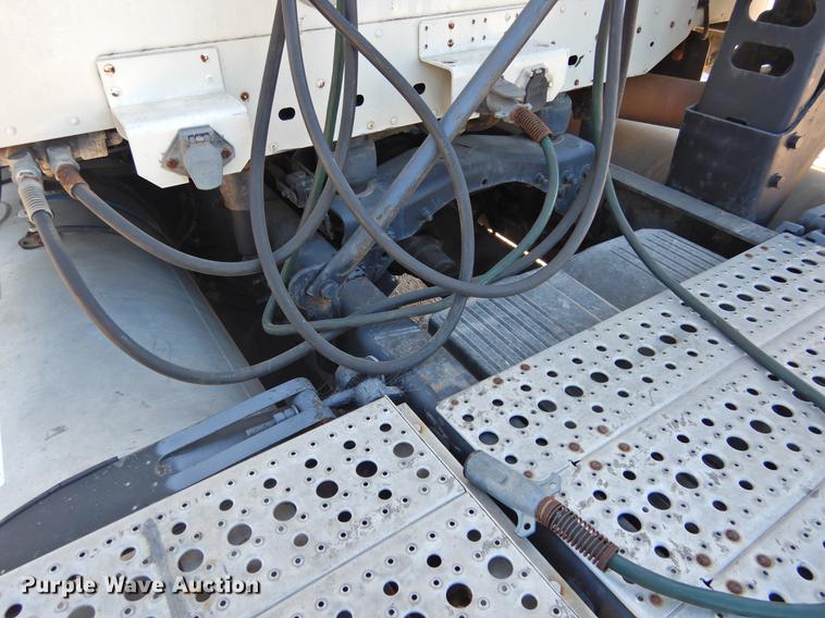 image for item DF2547 2009 Freightliner CL120 semi truck