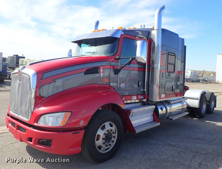 image for item DF8750 2013 Kenworth T660 semi truck