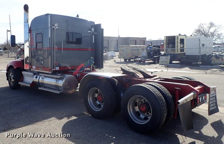 image for item DF8750 2013 Kenworth T660 semi truck