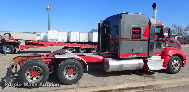 image for item DF8750 2013 Kenworth T660 semi truck