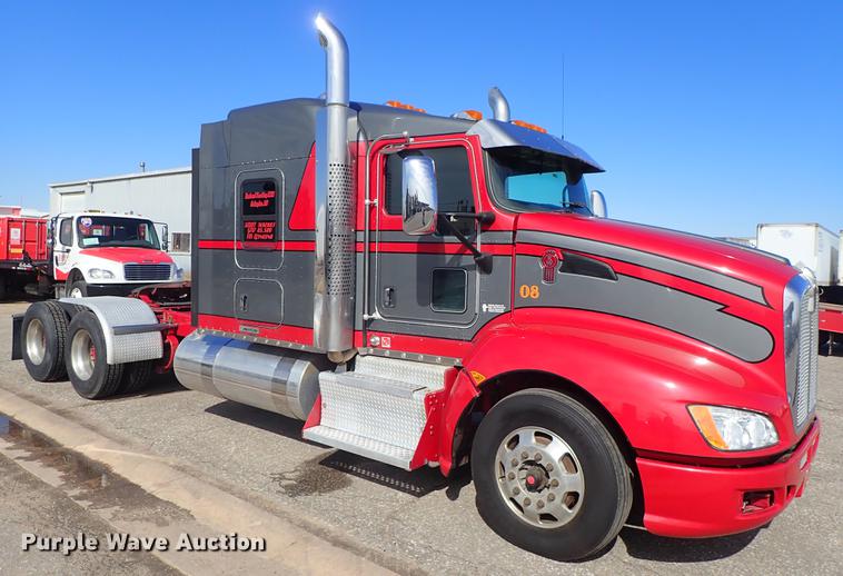 image for item DF8750 2013 Kenworth T660 semi truck
