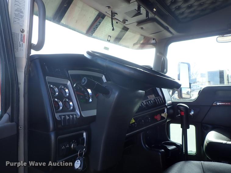image for item DF8750 2013 Kenworth T660 semi truck