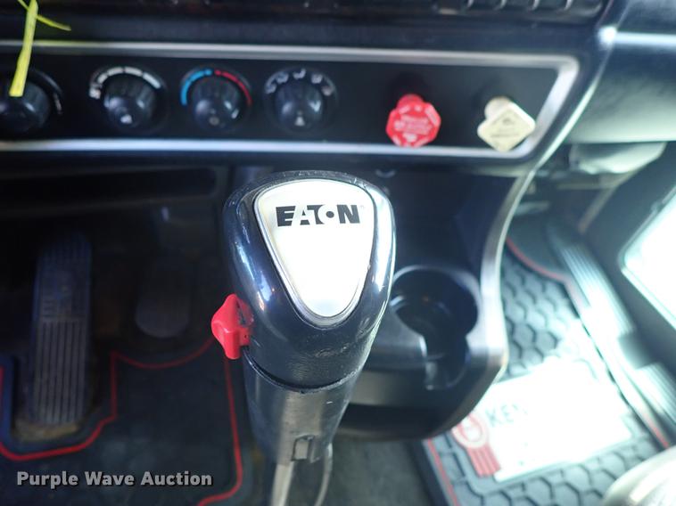 image for item DF8750 2013 Kenworth T660 semi truck