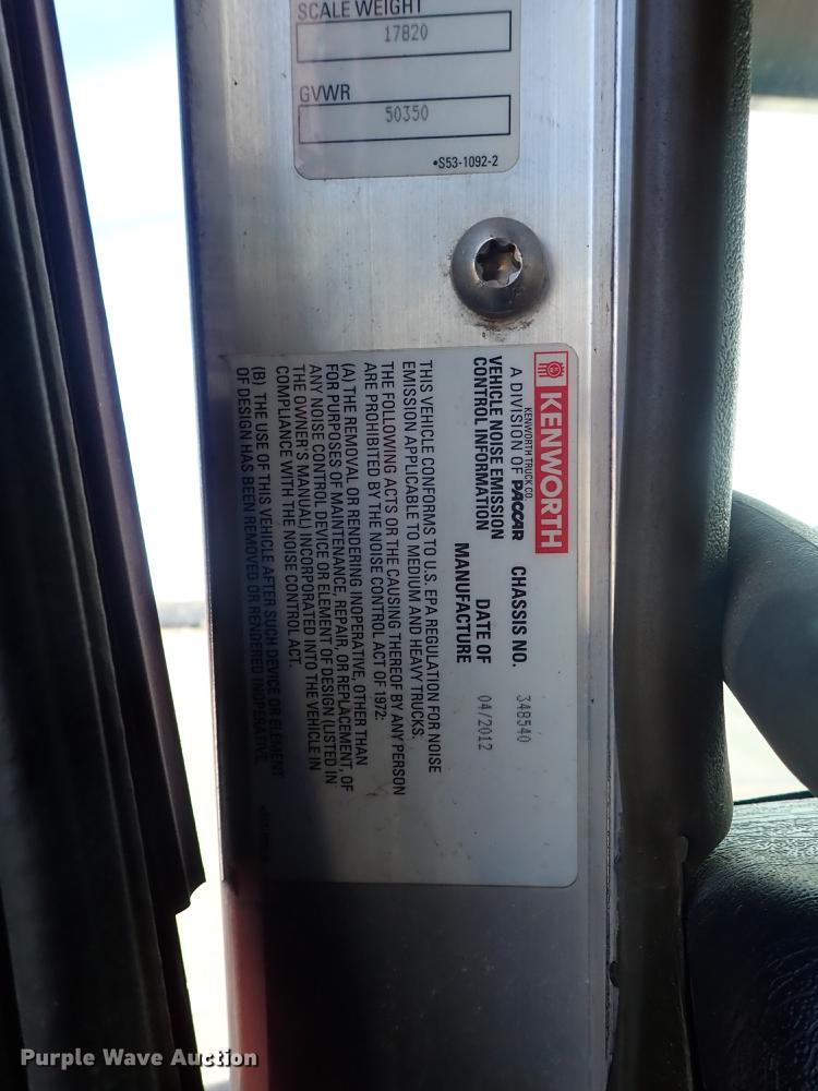 image for item DF8750 2013 Kenworth T660 semi truck