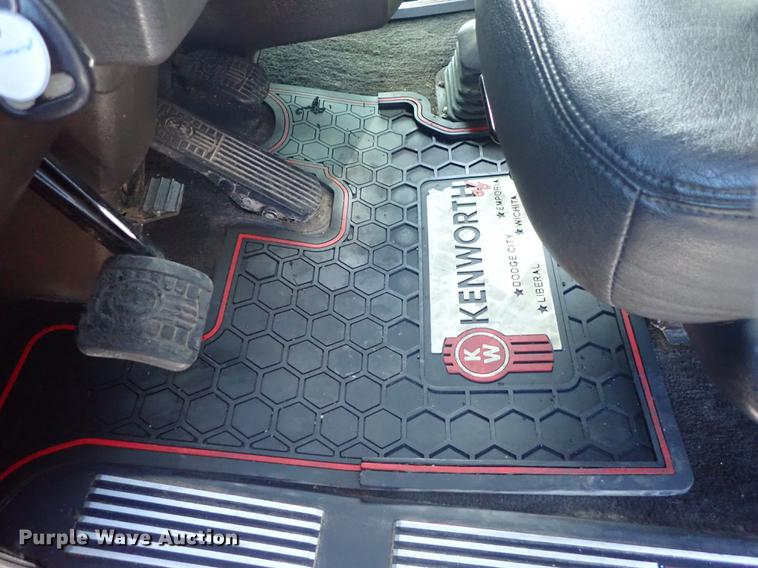 image for item DF8750 2013 Kenworth T660 semi truck