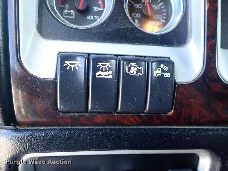 image for item DF8750 2013 Kenworth T660 semi truck