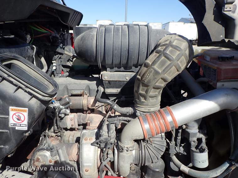 image for item DF8750 2013 Kenworth T660 semi truck