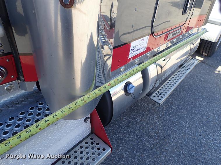 image for item DF8750 2013 Kenworth T660 semi truck