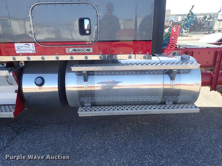 image for item DF8750 2013 Kenworth T660 semi truck