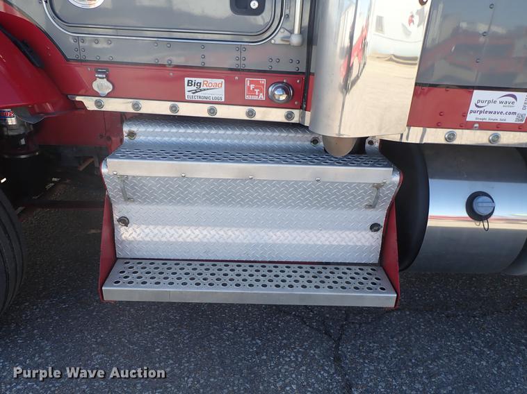 image for item DF8750 2013 Kenworth T660 semi truck