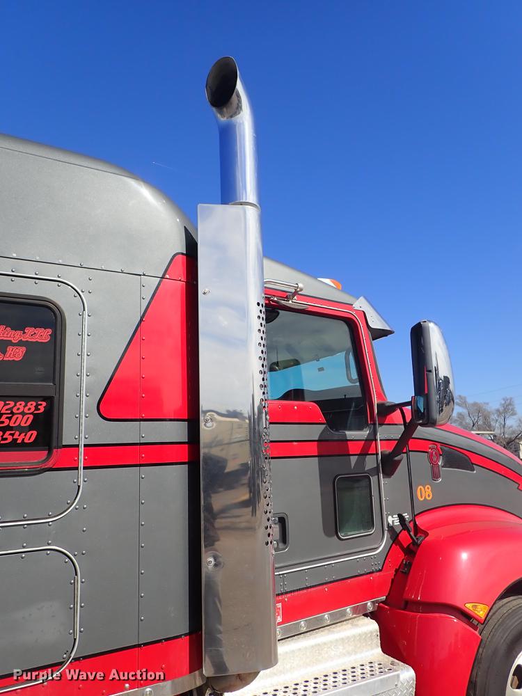 image for item DF8750 2013 Kenworth T660 semi truck