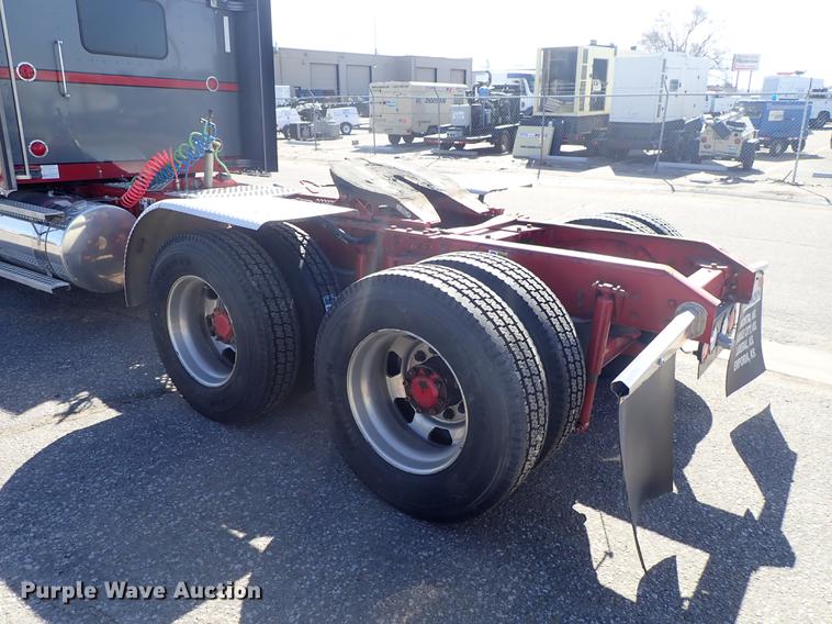 image for item DF8750 2013 Kenworth T660 semi truck