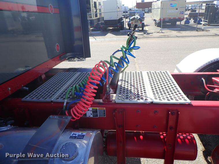 image for item DF8750 2013 Kenworth T660 semi truck