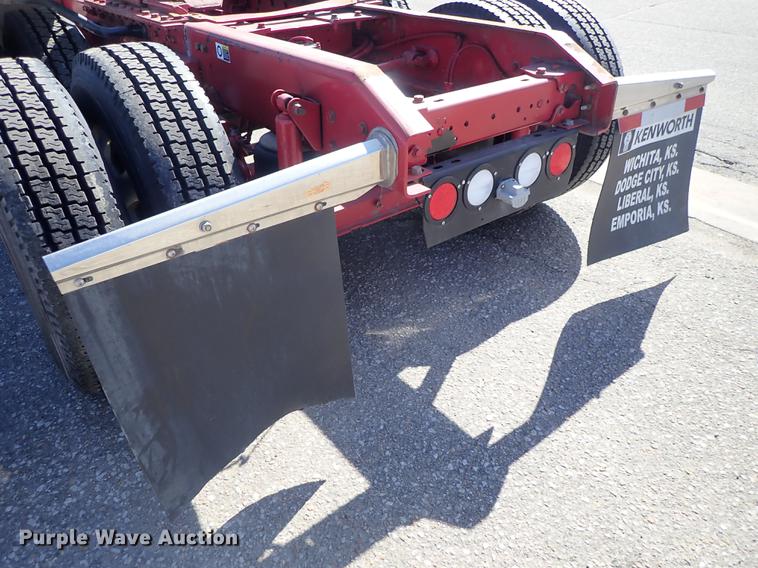 image for item DF8750 2013 Kenworth T660 semi truck