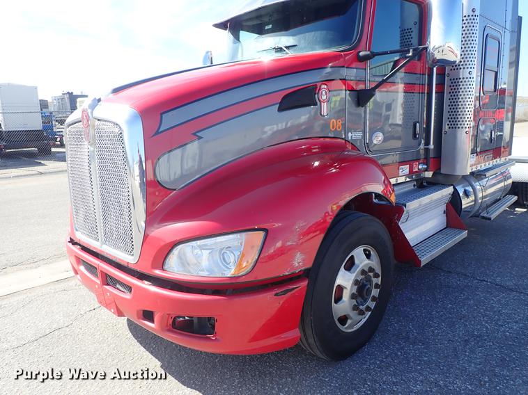 image for item DF8750 2013 Kenworth T660 semi truck