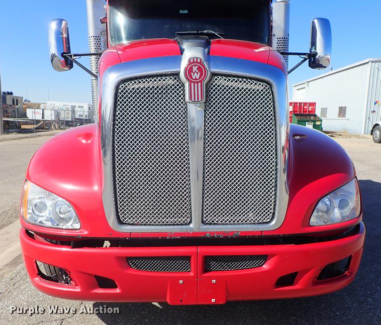 image for item DF8750 2013 Kenworth T660 semi truck