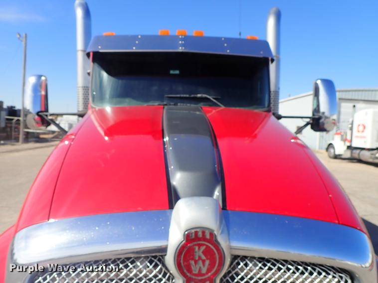 image for item DF8750 2013 Kenworth T660 semi truck