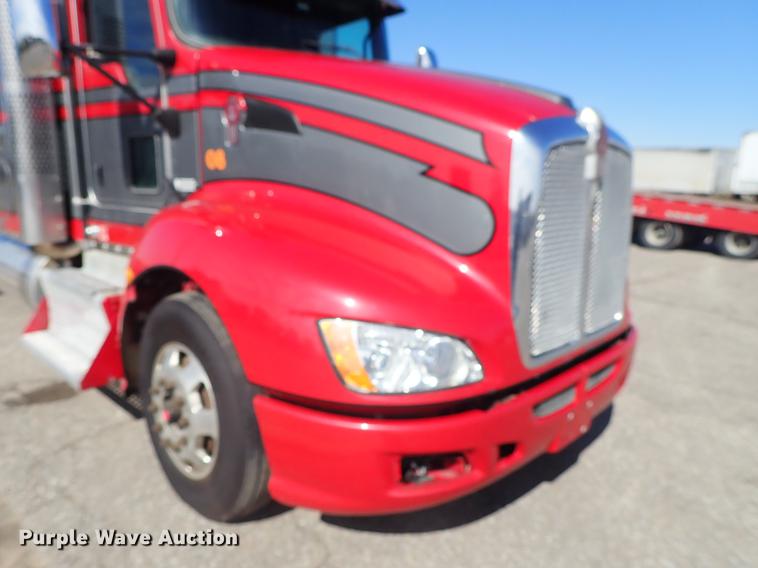 image for item DF8750 2013 Kenworth T660 semi truck