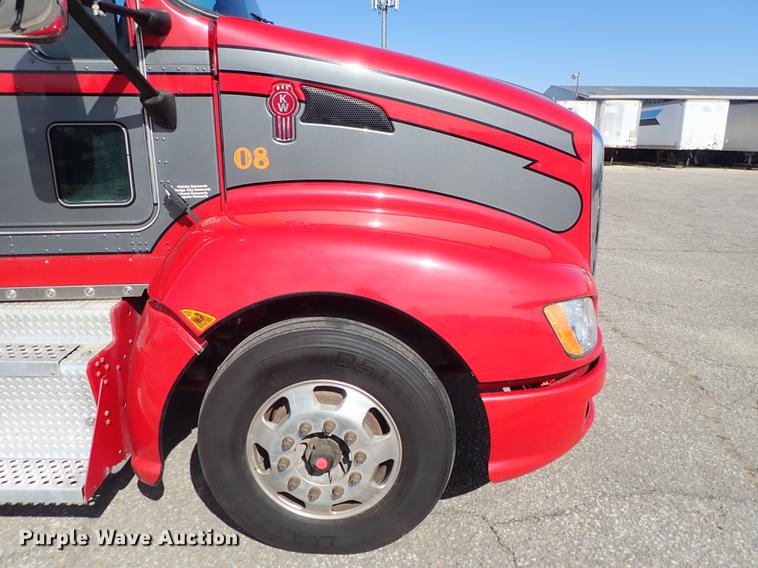image for item DF8750 2013 Kenworth T660 semi truck