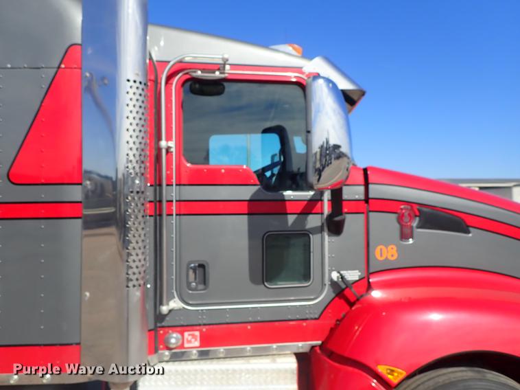 image for item DF8750 2013 Kenworth T660 semi truck